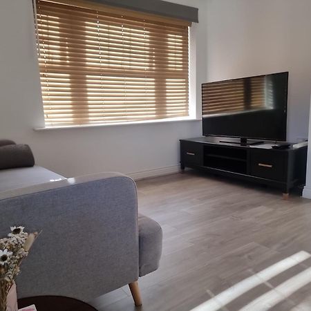 Bromley Common- Double Bedroom With En-Suite With Private Lounge In Shared Town House Екстериор снимка